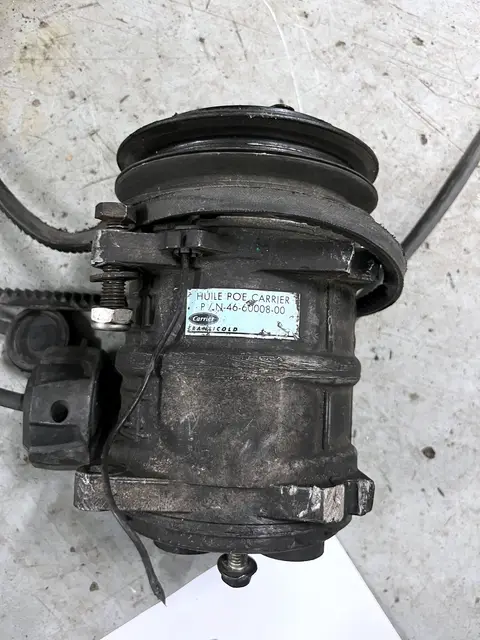 Compresor de un equipo de frío Carrier Transicold con la etiqueta del aceite POE en la carcasa.