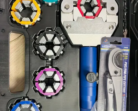 Maletín de crimpado de mangueras de aire acondicionado con las matrices de colores, la crimpadora y un cortatubos.