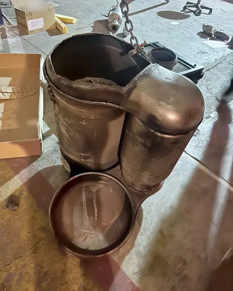 Filtro de partículas de dos cuerpos abierto por corte en el taller, con la cerámica a la vista.