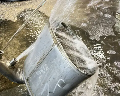 Lavado con agua a presión de la cerámica de un filtro de partículas abierto.