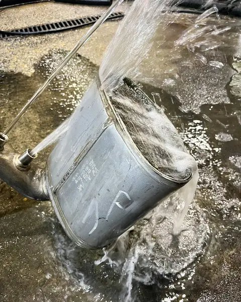 Cerámica de un filtro de partículas abierto bajo un chorro de agua a presión.