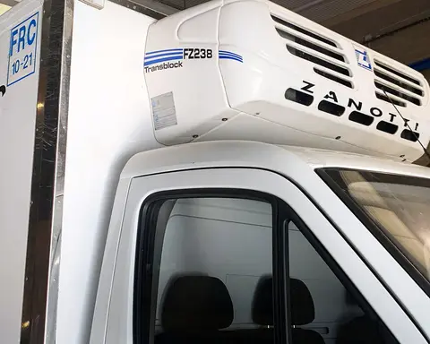 Equipo de frío Zanotti montado sobre la cabina de un camión con caja isoterma.