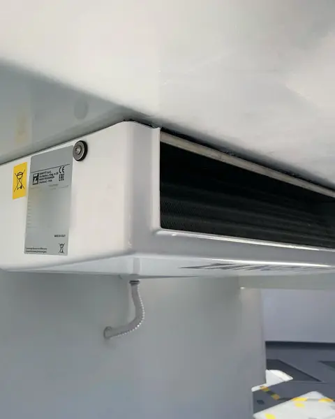 Evaporador Zanotti en el techo interior de una caja frigorífica, visto de lado, con la placa de características en el costado.