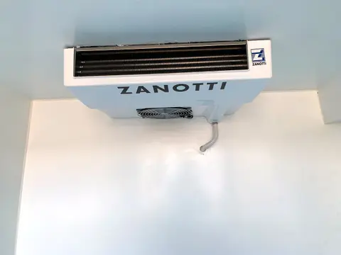 Evaporador Zanotti montado en el techo interior de una caja frigorífica.