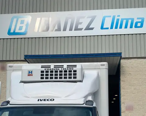 Equip de fred Hwasung Thermo sobre la cabina d'un Iveco, davant del rètol de la nau.