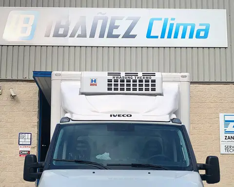 Furgón Iveco con equipo de frío para transporte refrigerado frente a la nave de IBAÑEZ CLIMA.