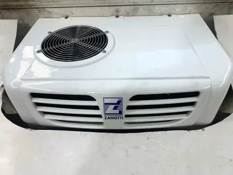 Unidad condensadora Zanotti instalada en el techo de un vehículo frigorífico.