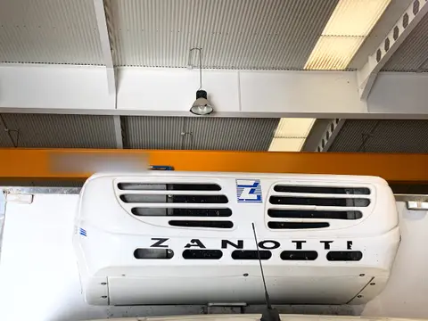 Unidad de frío Zanotti montada en un vehículo dentro de la nave, bajo el puente grúa.