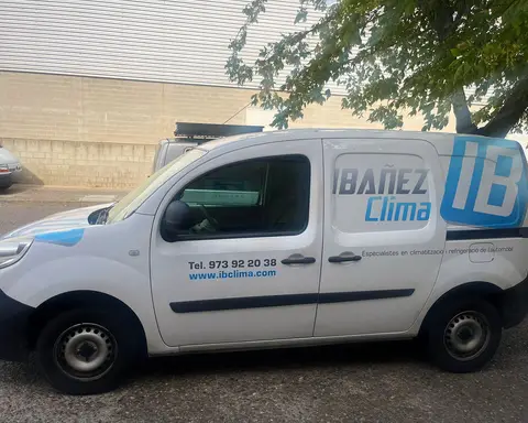 Furgoneta rotulada de IBAÑEZ CLIMA para servicio técnico y reparto.