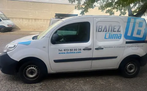 Furgoneta rotulada de IBAÑEZ CLIMA para servicio técnico y reparto.