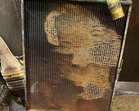 Radiador con el panal corroído y deshecho por zonas.