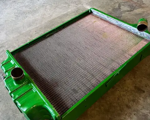 Radiador de tractor con panal de cobre en el taller.